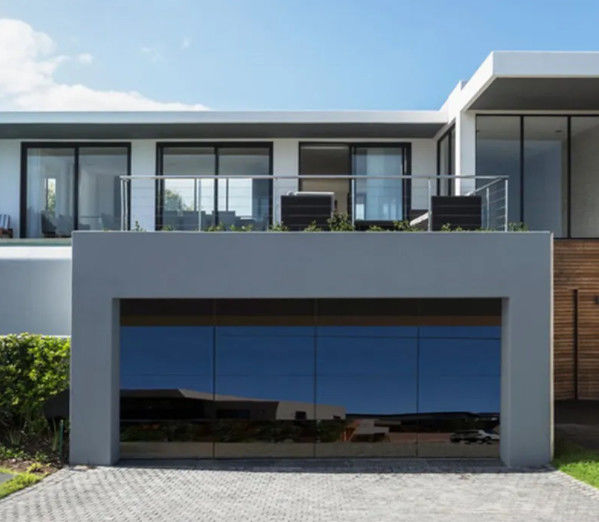 Waterdichtheid Klasse 3 Doorzichtig glazen doorsnede garagedeur voor woonhuizen Handmatige of automatische werking