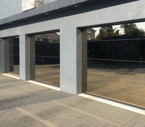 Gepersonaliseerde commerciële dubbele glazen glazen sectieaangedreven garagedeur met waterdichtheid Klasse 3 en handmatig of automatisch