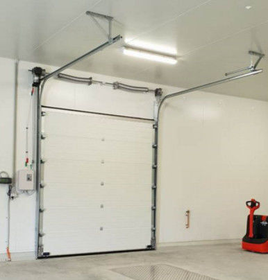 Commerciële overhoofde deur 50 mm-80 mm dikte geïsoleerde garagedeur met bruine sloten
