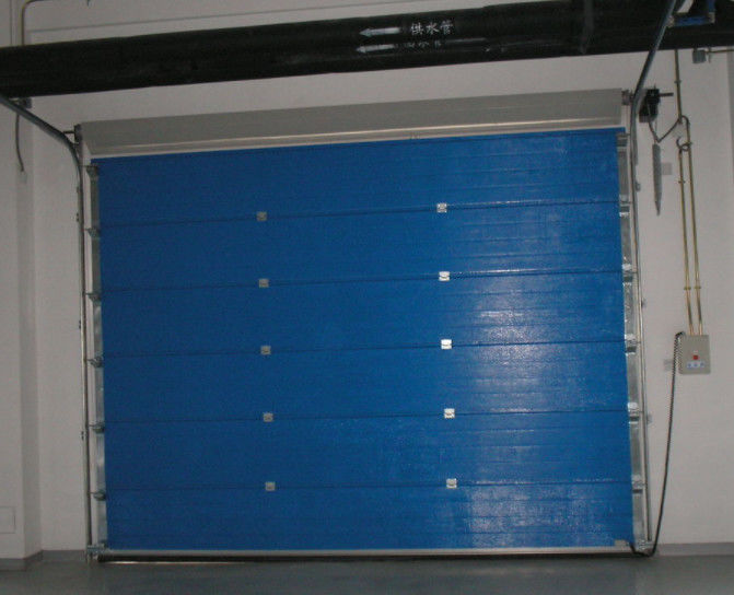 Commercieel automatisch magazijn brandweerkazerne Industrieel sectioneel deuren Windweerstand Automatisch gevormd stalen materiaal
