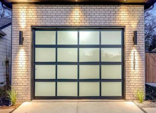 Gepersonaliseerde waterdichtheid Klasse 3 Doorzichtig glas sectioneel garagedeur Moderne ontwerpstijl