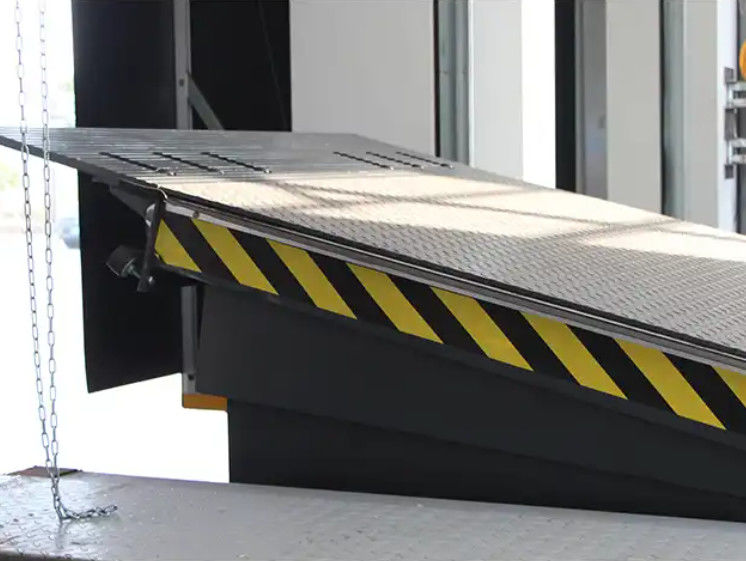 Elektrische motor Mechanische schaar Lift Verticale Dock Door Levelers Workshop Automatische Dock Plate 25000-40000LBS Safe