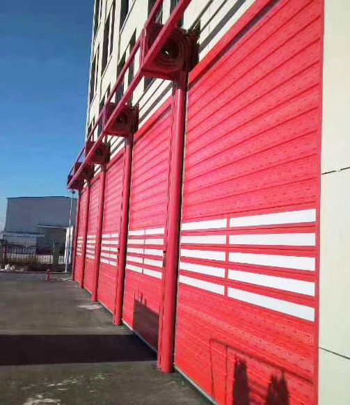 50 mm-80 mm Dikte Stalen handgrepen Geïsoleerde sectioneel bovendeur voor commerciële gebouwen