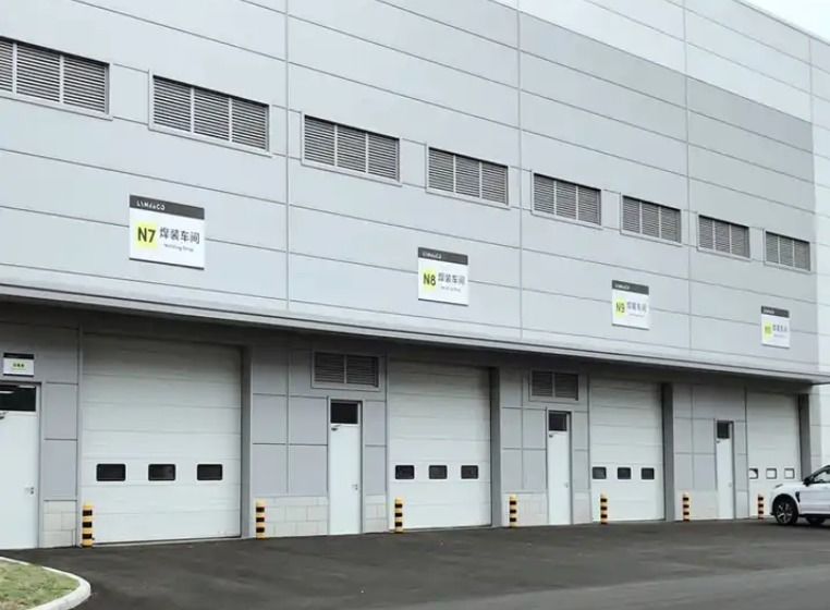 Brandweerkazerne Automatische Zware Industriële Overhead Hefdeur | PU Paneel Sektionale Overhead Deuren met Weerbestendig Ontwerp en Industriële Sektionale Deuren