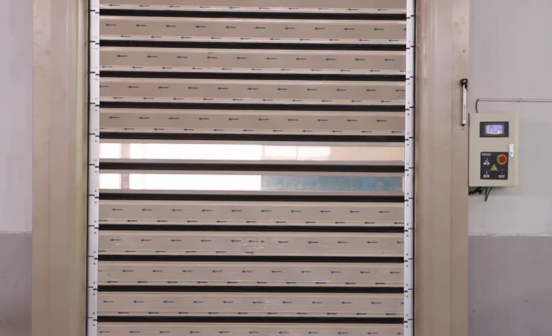 Op maat gemaakte geïsoleerde roll-up industriële hoge kwaliteit buitenste sluitingssnelheid 0,8 m/s Aluminium transparante hoge snelheid spiraaldoren Veiligheid en efficiëntie