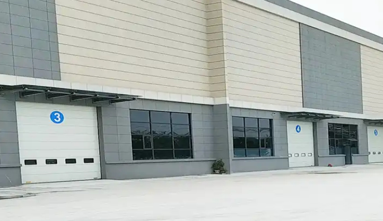 Grote Industriële Werkplaats Sektionale Overheaddeur Vlak Of Gevormd Paneelontwerp 50mm-80mm Dikte Geïsoleerde Sektionale Garagedeur