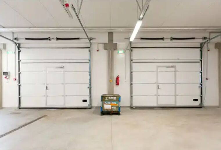 Geluidsisolatieniveau 24 DB Geïsoleerde Sectionaaldeuren Uitgerust Met Minimale Energie Om Te Werken En Vinyl Of Borstel Tochtstrippen Voor Commercieel Gebruik