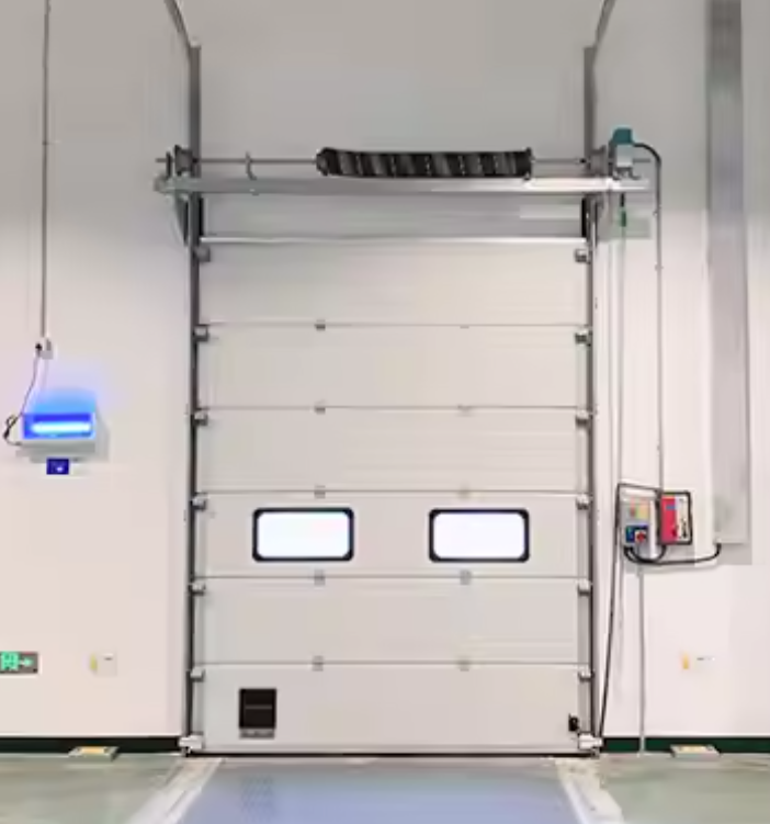 Witte weerbestendige sandwich polyurethaan houten garagedeur sectie isolatiepanelen overheaddeuren brandweerkazerne stalen deuren automatisch gevormd